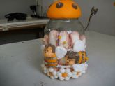 vidro de biscuit com abelhas