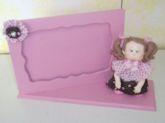 porta retrato infantil com base e boneca de biscuit